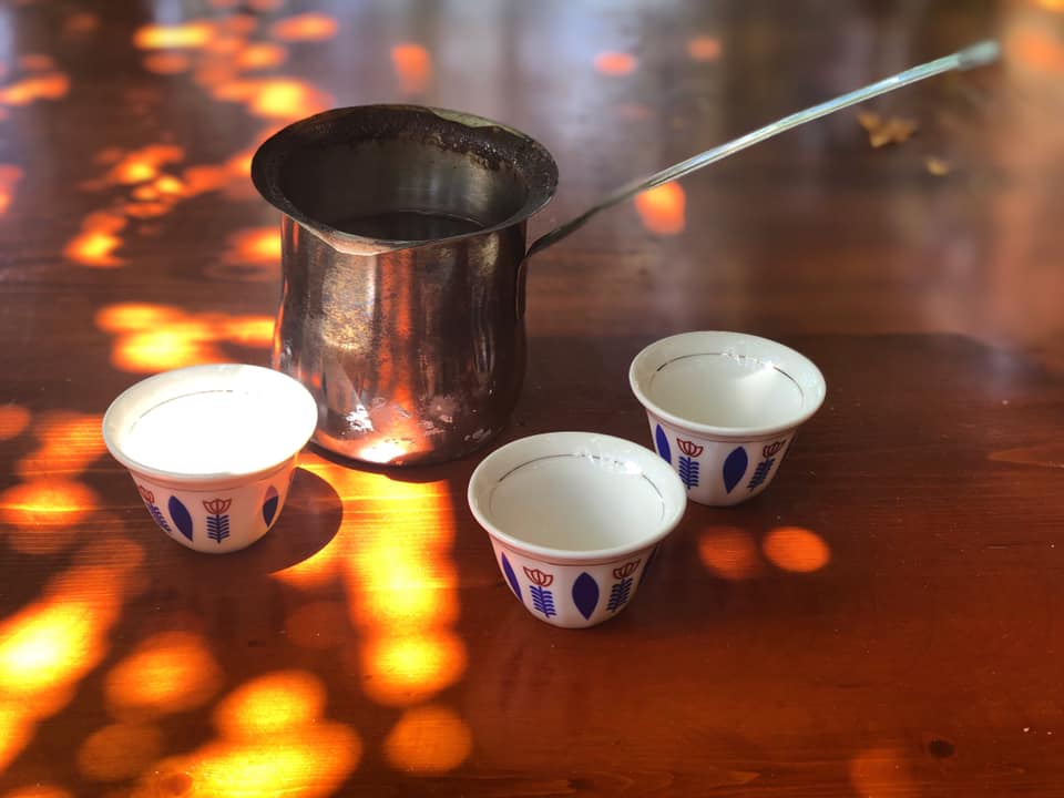 doigts soupirent dans mes cheveux, pulpes du geste je ne vérifie pas par crainte de nous fourvoyer poussière implacable réel