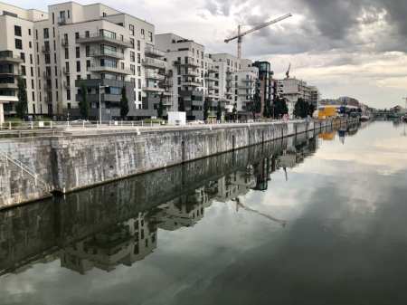 rues croisées, je ne sais rien comme penser sans alphabet le front s’acharne mais l’instant est masse, refuse tout solfège perdue en terre de commune langue calque de réel, ma folle excitation d’y troquer son soi exceptés les pieds, tristes à la traîne