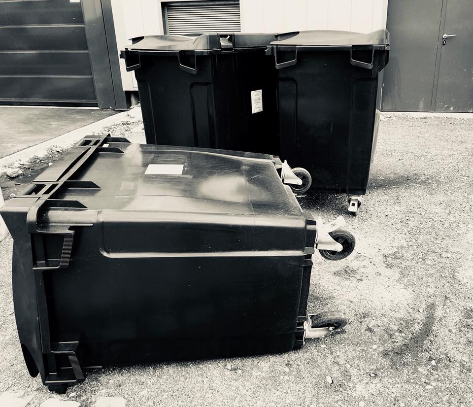 nous sommes tombées ce matin, ça fait mal. tombées alourdies par leurs débris, pesantes de projections. et l’autre toujours debout, qui se pense compassion du haut de son «je vous avais pourtant prévenues». nous, par terre.