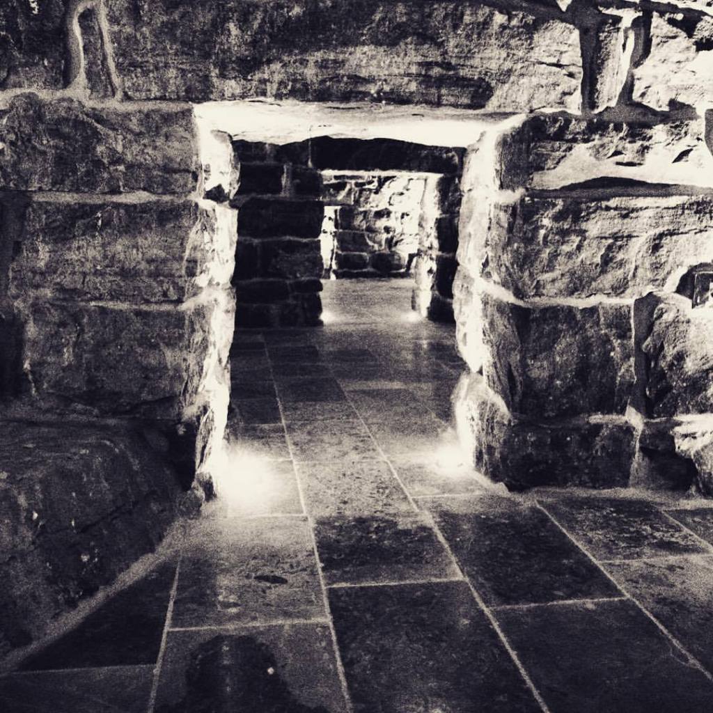 mur sous-sol cave inconscient ame prison terre