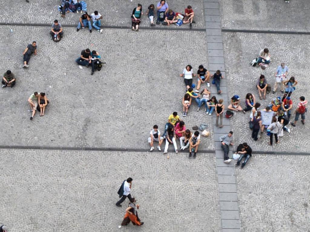 foule humain gens seul solitaire paris Beaubourg