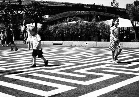 enfance jeu direction paris street-photo