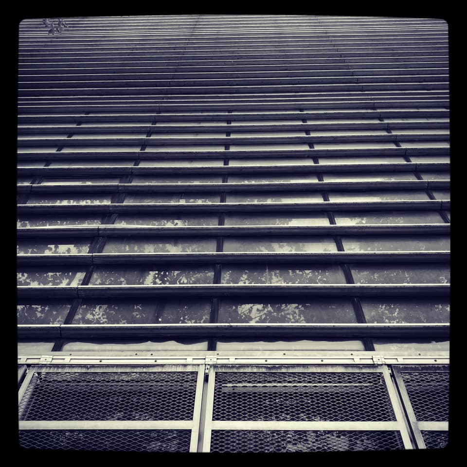 valise, vérifier comme cartable d’écolière: retour au bureau demain. troubles émotions de gosse. gracia bejjani photo street-photo