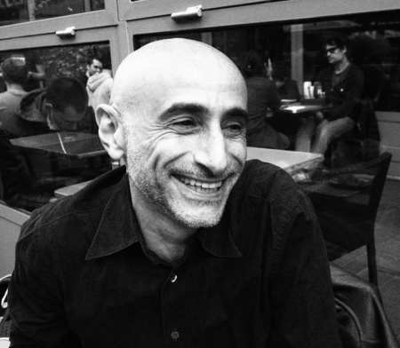 photo street musique liquide feu yeux. gestes catharsis splendides douleurs silence amour